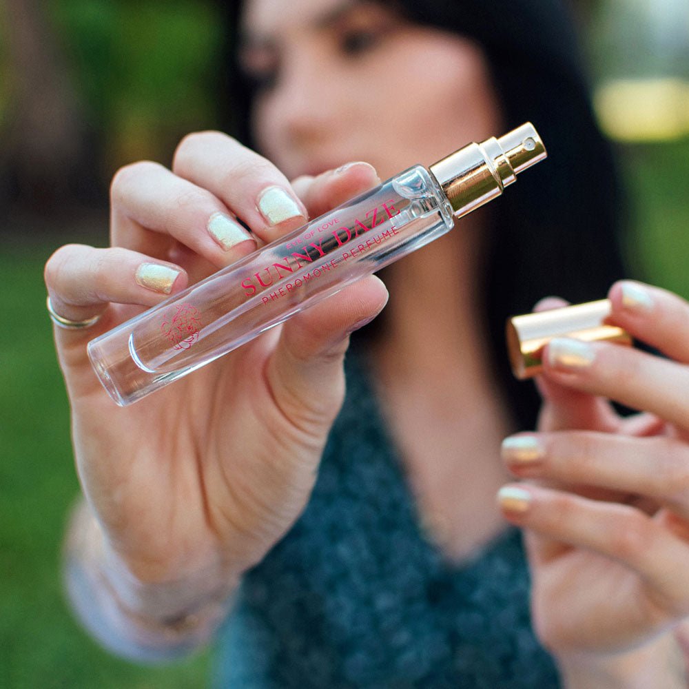 Eye Of Love Love In Bloom Sunny Daze Pheromone Perfume - 10ml - Floral & Citrus Scented Pheromone Parfum for Women to attract Men - 10 ml Spray - Mr and Mrs D's