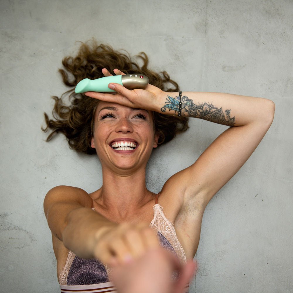 Fun Factory SUNDAZE pistachio - Pistachio Green 17.5 cm USB Rechargeable Thrusting Vibrator - Mr and Mrs D's